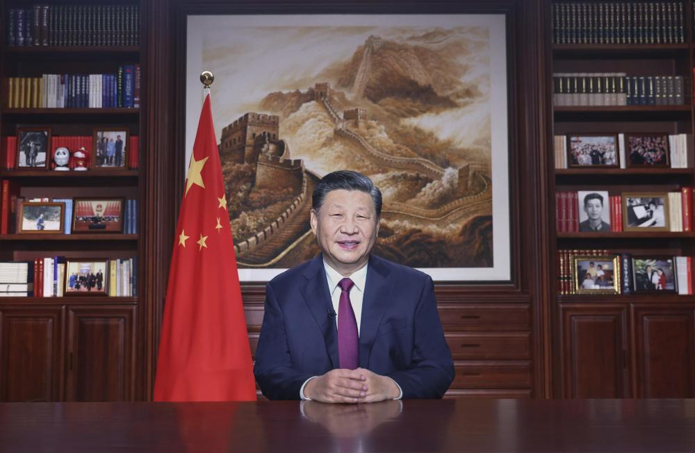 新年前夕，國家主席習近平通過中央廣播電視總臺和互聯(lián)網(wǎng)，發(fā)表二〇二二年新年賀詞。 新華社記者 鞠鵬 攝