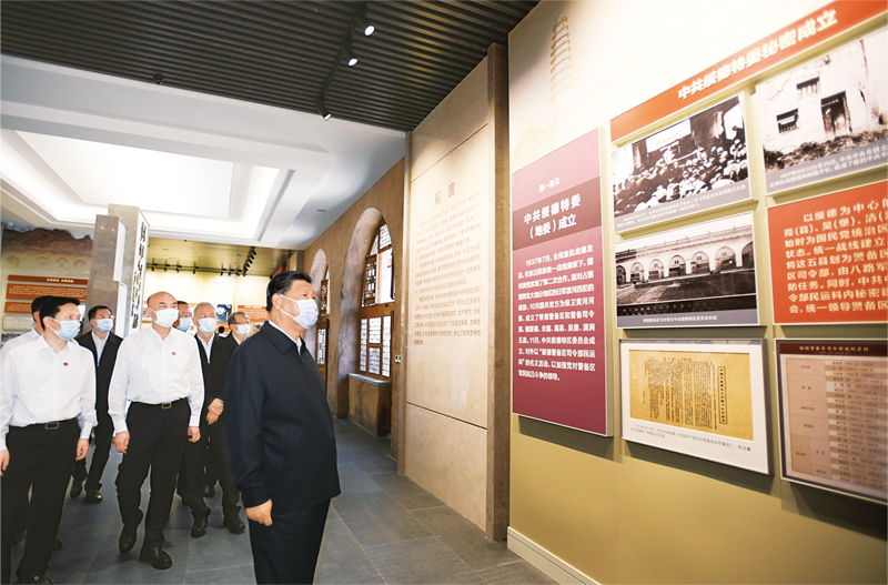 2021年9月13日至14日，中共中央總書記、國(guó)家主席、中央軍委主席習(xí)近平在陜西省榆林市考察。這是14日上午，習(xí)近平在中共綏德地委舊址考察。 新華社記者 李學(xué)仁/攝